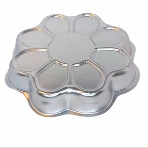 WILTON Cake pan Daisy flower shape Birthday Spring Summer Garden party Cheerful